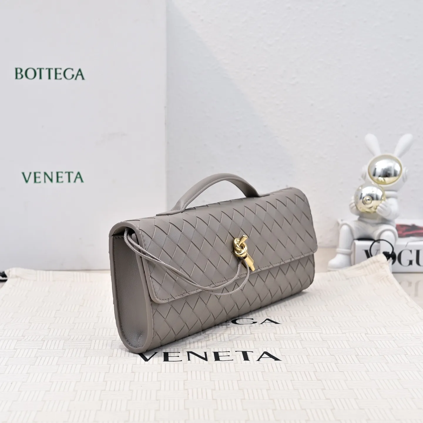 The batch of 1360 BV Andiamo evening handbags has been heavily planted again~ The designer aesthetics in the era of economic downturn are back. I fall in love with it at first sight and can't put it down. It's so beautiful and full of aura. The shape and texture are very competitive. It's light in weight and has sufficient capacity. It's a must-have for fashionistas. It's suitable for many occasions, minimalist, high-end and light luxury. Model No.: 741511 Size: 31*13*3cm
